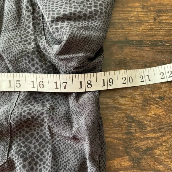 RAILS Kate Cobra Print 100% Silk Top Size XS charcoal black button up - Picture 10 of 12